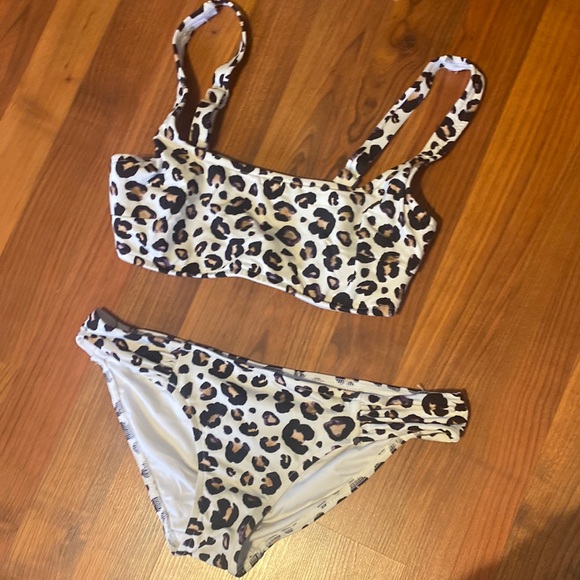 Bikini - Picture 1 of 2